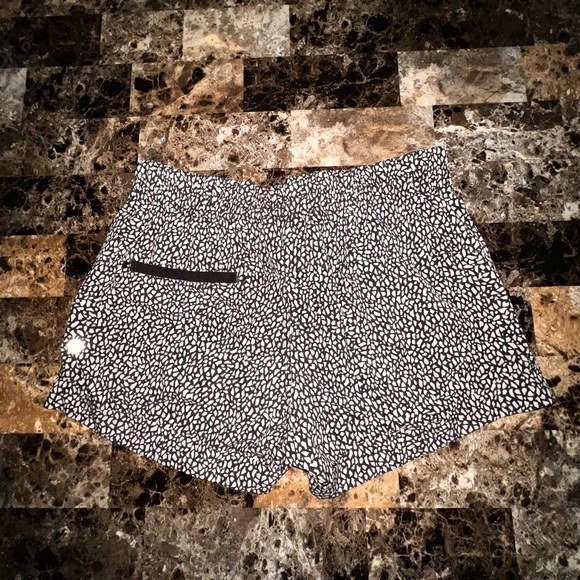 LULULEMON spring break away 3” short Black and White mosaic size 6 EUC - Picture 10 of 11